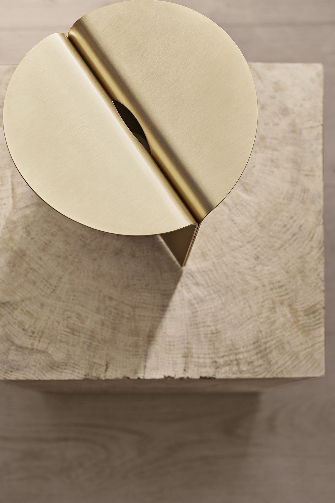 Nahaufnahme der RF200 Petal Lampe von Carl Hansen & Søn auf einem Holztisch.