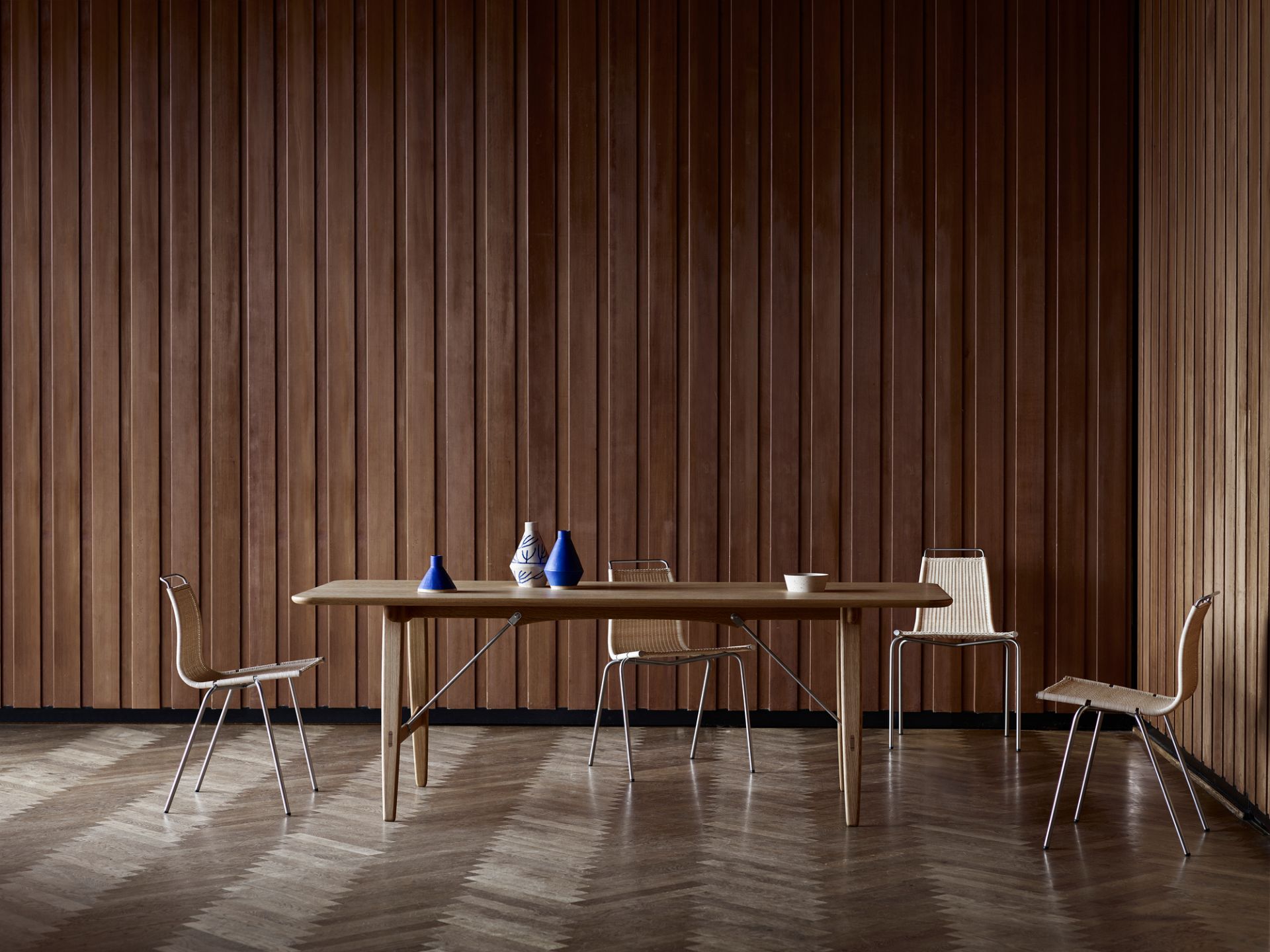 Hunting Table von Carl Hansen & Søn, geölter Esstisch mit Stühlen im Interieur.