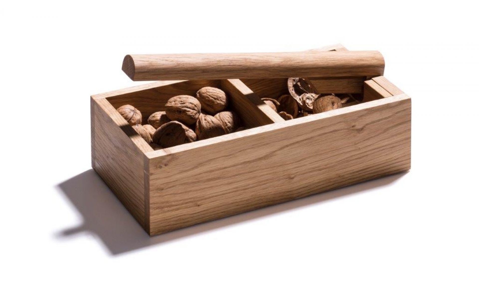 Nussknacker Side by Side: Handgefertigter Nussknacker aus Holz mit Nüssen und Schalen. Einzigartiges Einzelstück.