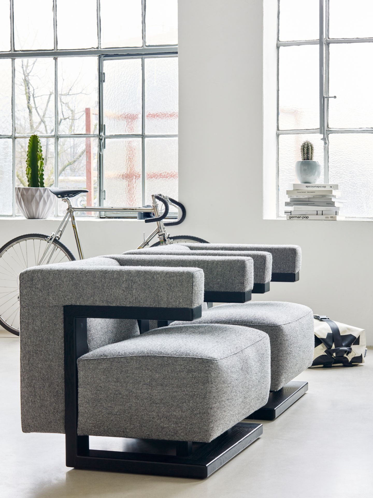 Gropius F51 Sessel im Bauhaus-Stil, Reedition von Tecta, Bezug Hallingdal 457 in Gelb, Gestell Nussbaum.