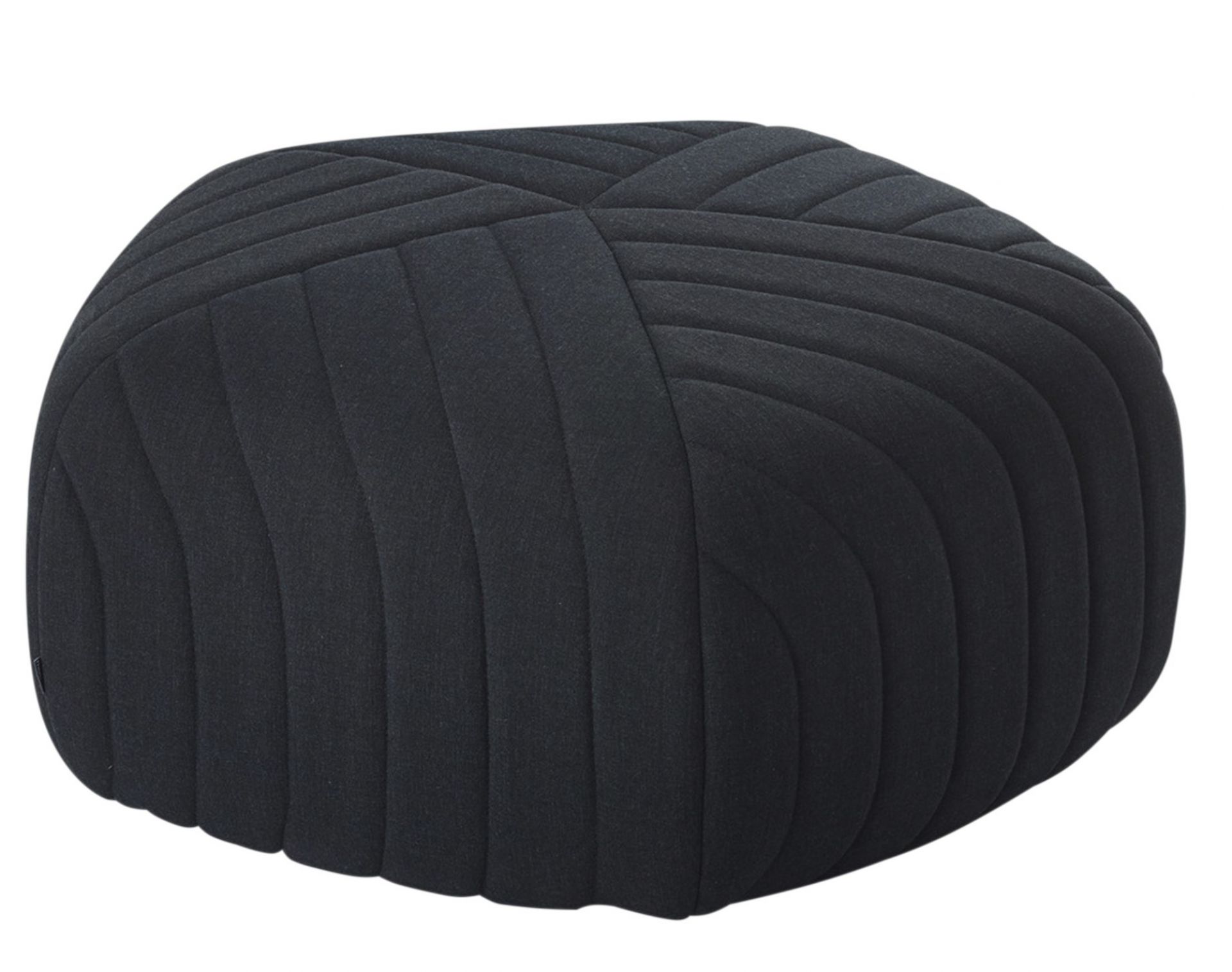 Schwarzer Muuto Five Pouf Sitzhocker, großes, gestepptes Sitzkissen für Wohnzimmer und moderne Einrichtung.