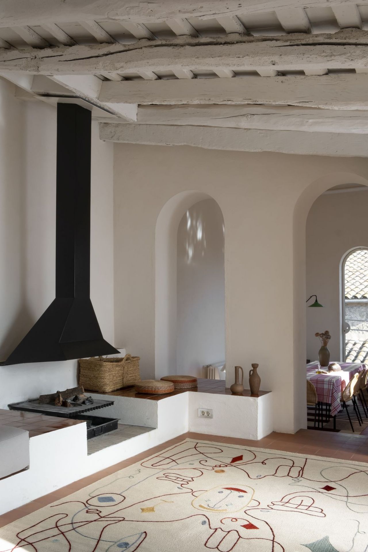 Silhouette Teppich von Nanimarquina, 170x240 cm, im Wohnzimmer mit Kamin und minimalistischem Design.