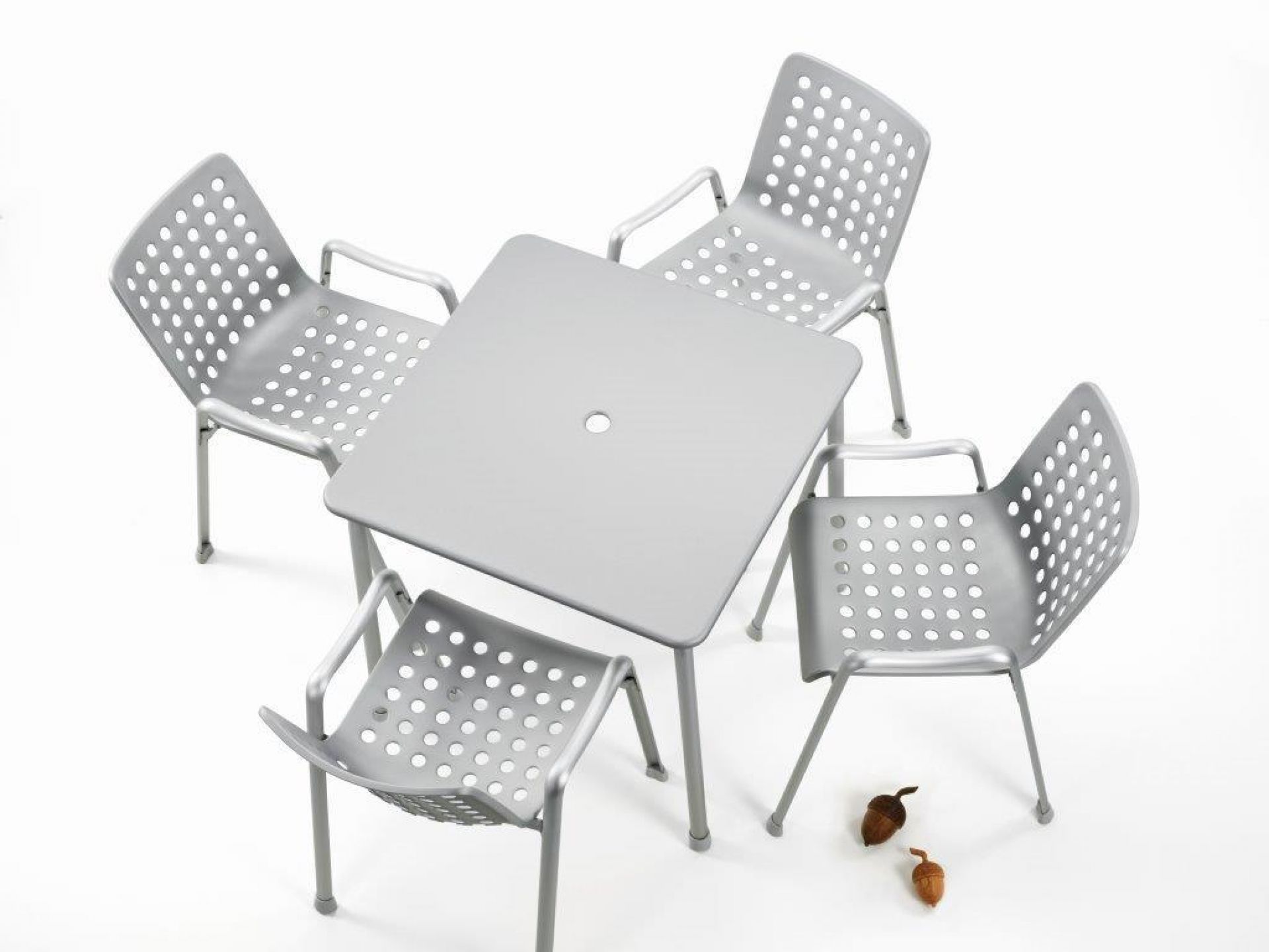 Silberner Landi Stuhl von Vitra mit Armlehnen und passendem Tisch, modernes Gartenmöbel-Set für den Außenbereich.