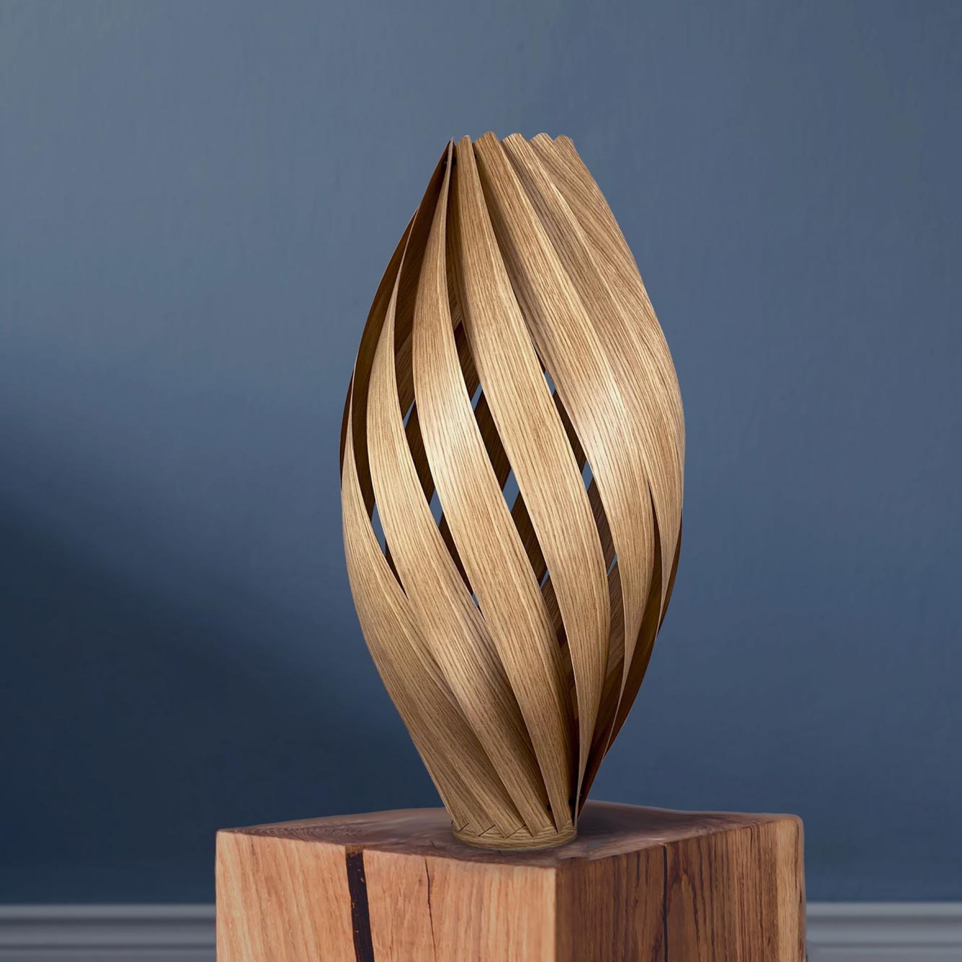 Ardére Eiche Stehleuchte H60 cm von Gofurnit: Moderne Holzlampe mit spiralförmigem Design.