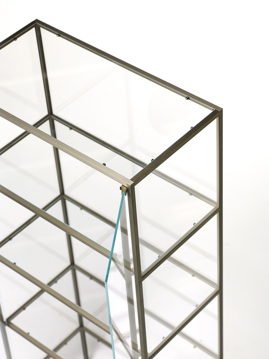 Detailaufnahme der modernen Opinion Ciatti Yang Vitrine mit Glasböden und Metallrahmen.