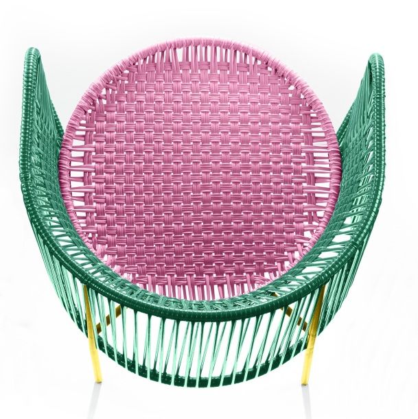 Caribe Dining Chair: Outdoor Stuhl in Smaragdgrün und Kaugummirosa mit gelben Beinen. Geflochtenes Design.
