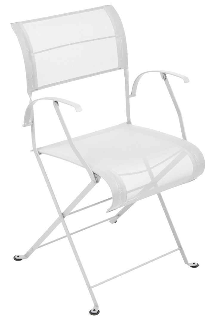 Weißer Dune Premium Stuhl von Fermob für den Außenbereich, mit Armlehnen und filigranem Design.