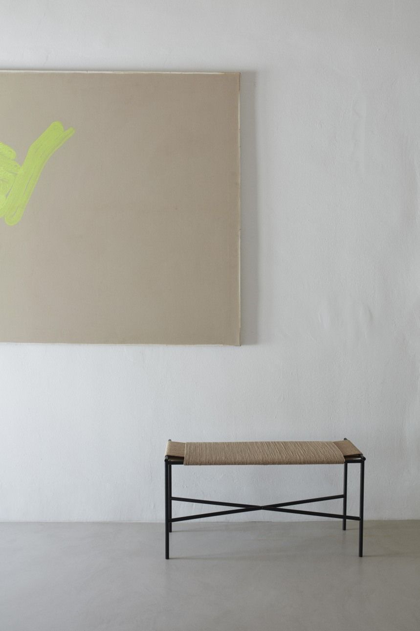 Vent Bench Bank von Skagerak by Fritz Hansen mit schwarzem Metallgestell und geflochtener Sitzfläche.