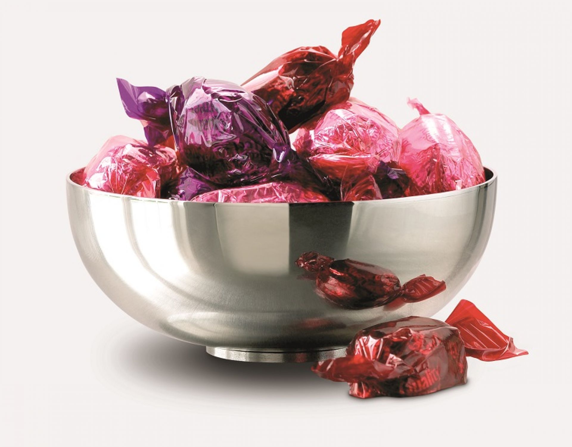 Silberne Bowl Schale gefüllt mit roten und lila Süßigkeiten. Dekorative Schale für Tisch und Küche.