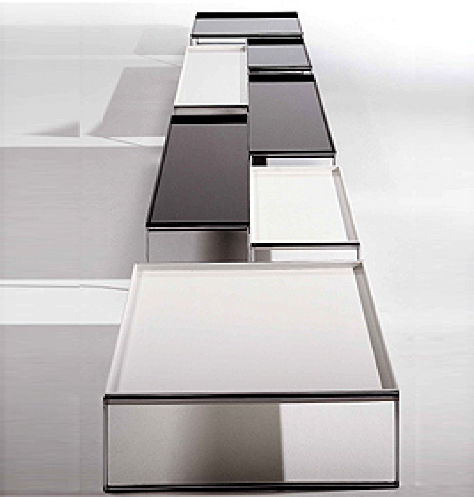 Reihe von modernen, quadratischen Beistelltischen/Trays in Schwarz und Weiß, gestapelt als minimalistische Möbel.