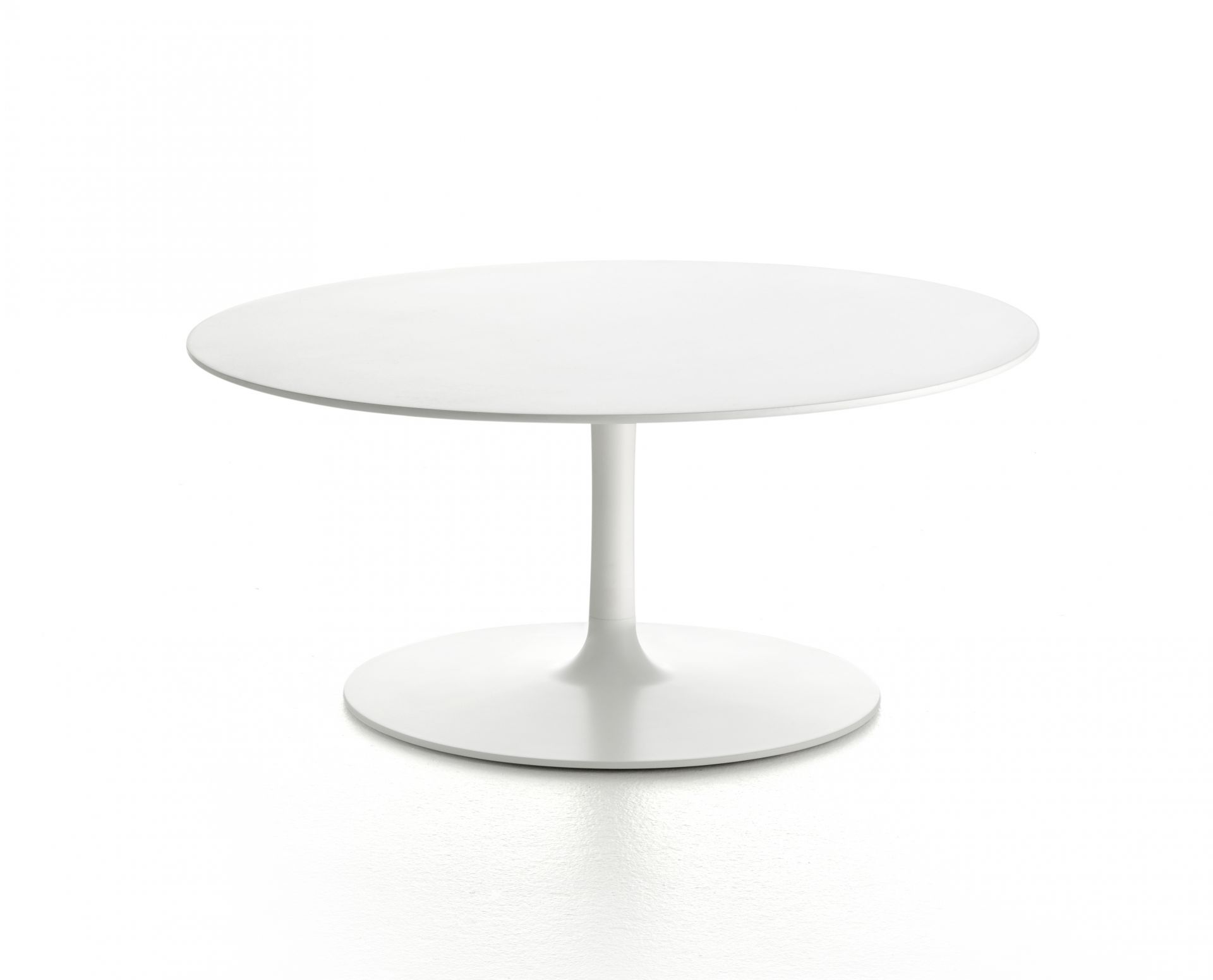 Weißer Flow Low Table Couchtisch von MDF Italia mit runder Tischplatte und Fuß.