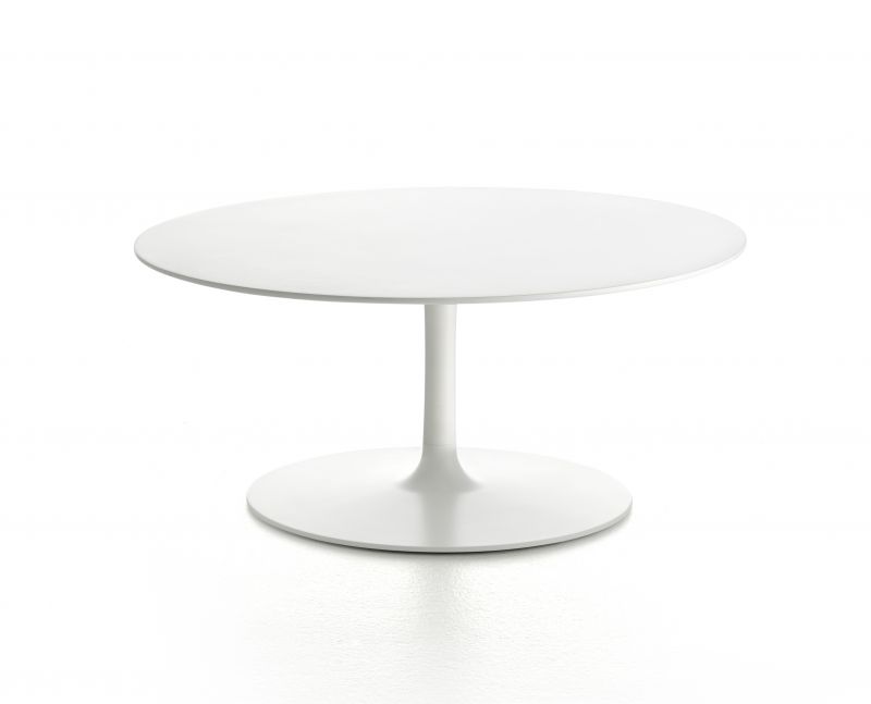 Weißer Flow Low Table Couchtisch von MDF Italia mit runder Tischplatte und Fuß.