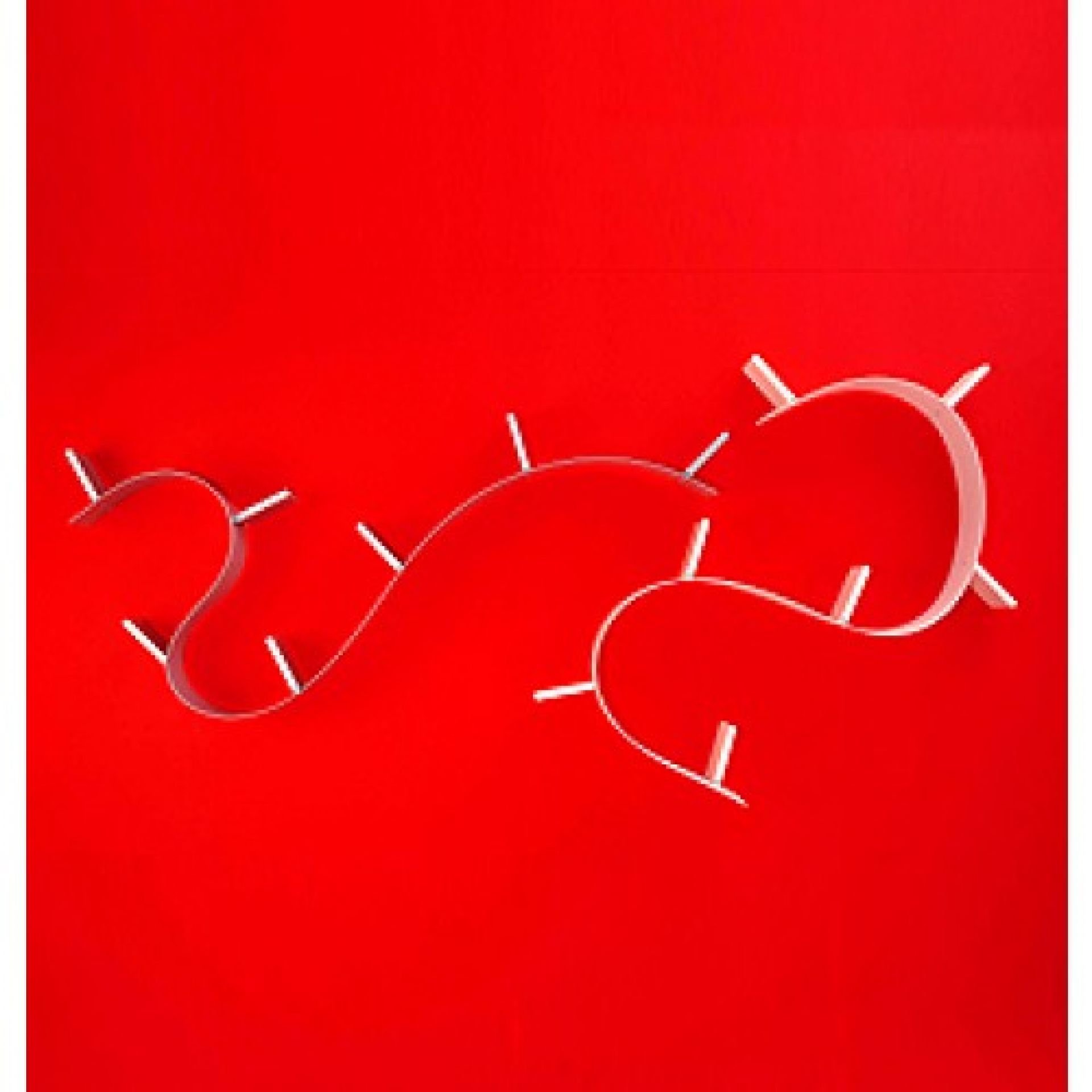 Weißes Bookworm Regal von Kartell auf rotem Hintergrund, modernes Design Wandregal.