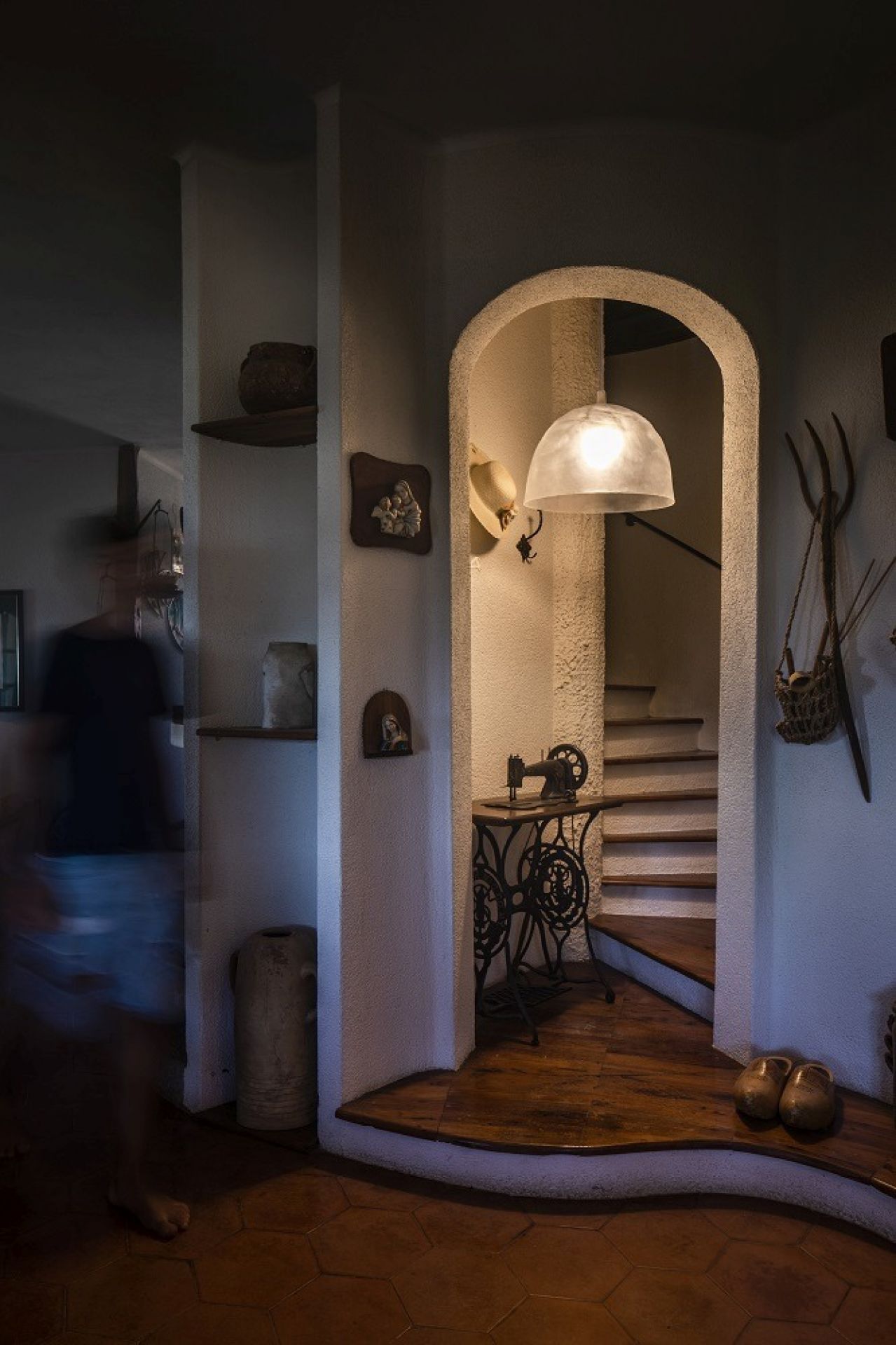 Foscarini Bump Pendelleuchte: Hängelampe aus Glas im rustikalen Interieur mit Treppe und Nähmaschine.