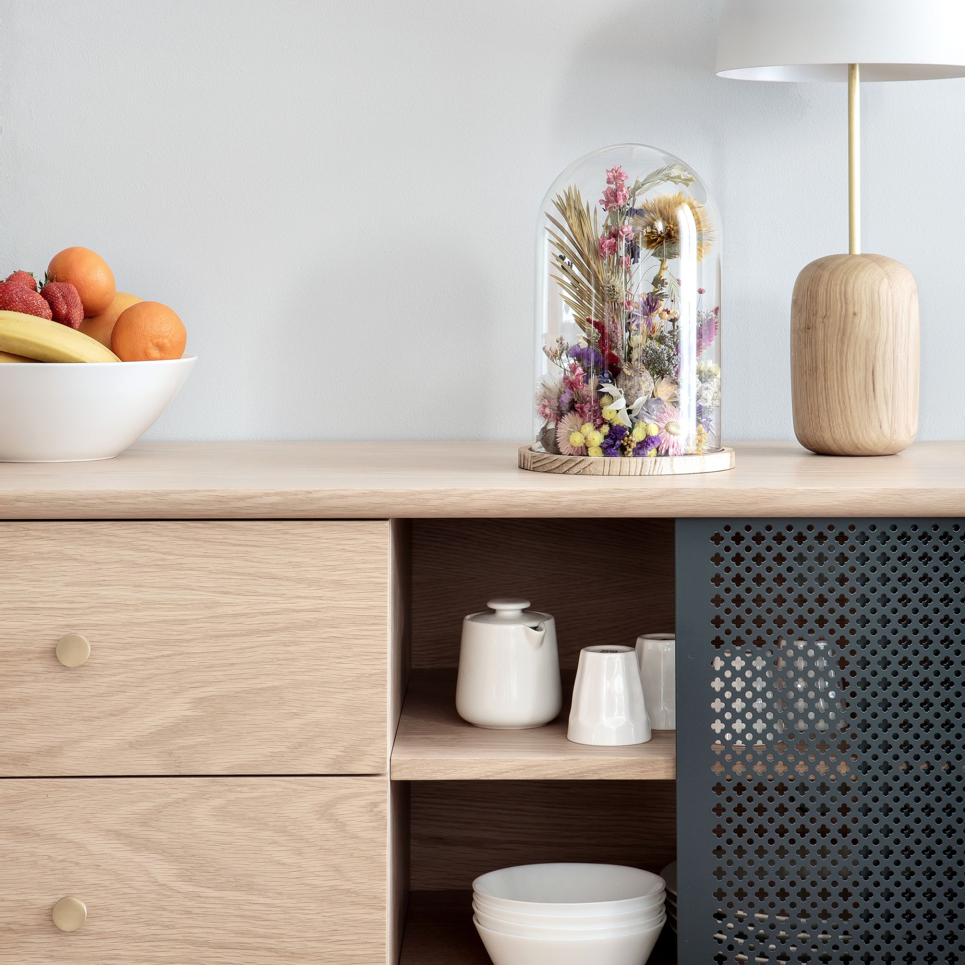 Gabin Sideboard von Hartô: Modernes Holz Sideboard mit Schubladen und dekorativen Elementen.