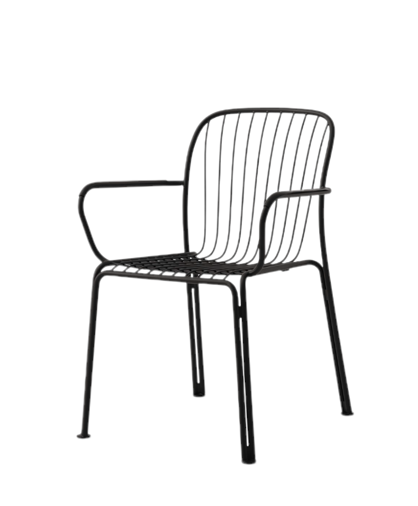 Schwarzer Thorvald SC95 Armlehnenstuhl von AndTradition für den Außenbereich, minimalistisches Design mit filigranem Metallgestell.
