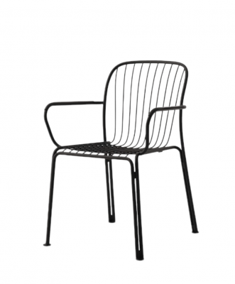Schwarzer Thorvald SC95 Armlehnenstuhl von AndTradition für den Außenbereich, minimalistisches Design mit filigranem Metallgestell.