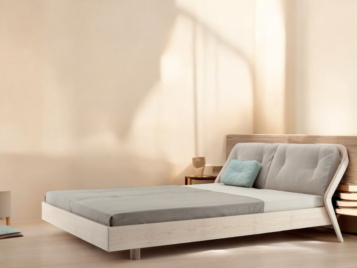 Helles Friday Night Bett aus Massivholz mit gepolstertem Kopfteil und grauer Bettwäsche.