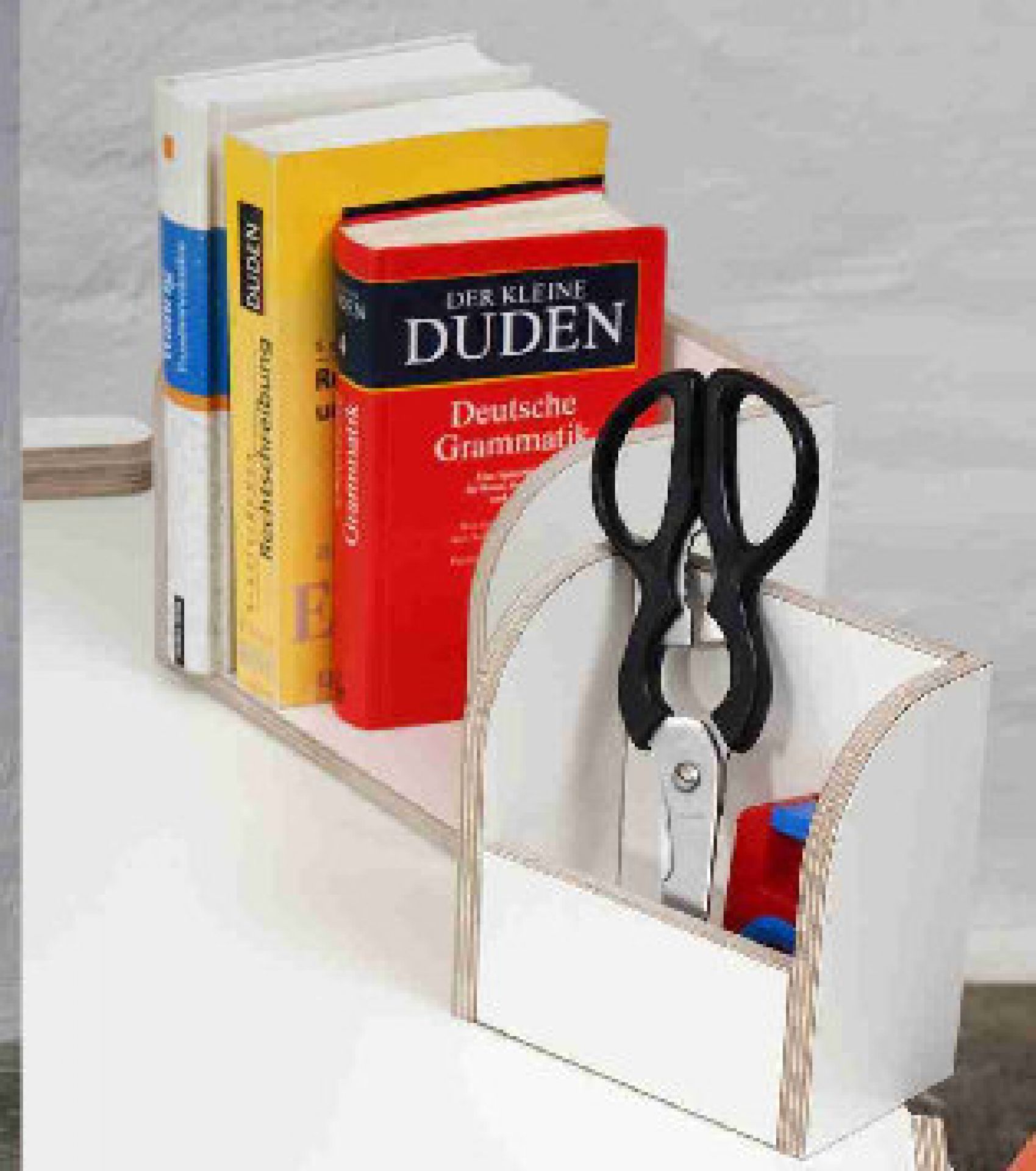 Growing Table Zettelbox: Kindertisch Organizer mit Büchern, Schere und Spielzeug. Praktische Aufbewahrung für Kindermöbel.