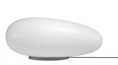 Weiße Avion Tischleuchte von Fritz Hansen mit grauem Fuß für stimmungsvolle Beleuchtung.