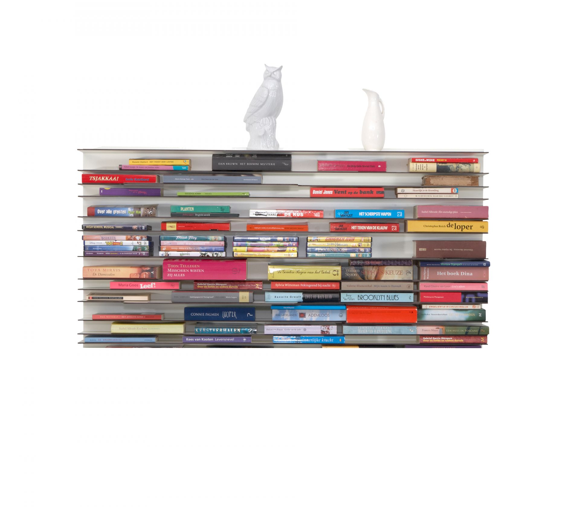 Weißes Bücherregal mit vielen Büchern. Das Regal ist ideal für Wohnzimmer und Büro.