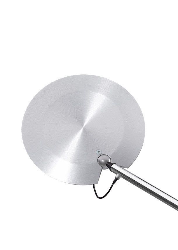 Detailaufnahme der Baltensweiler PINA LED T Tischleuchte mit rundem, silbernem Lampenschirm und filigranem Leuchtenarm.