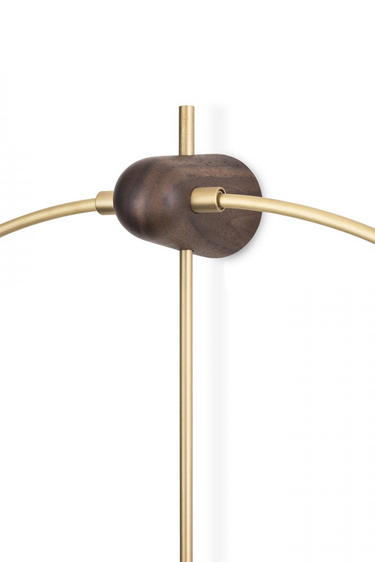 Detailaufnahme der Micro Anda Clock Wanduhr von Nomon mit Holz und goldenen Elementen.