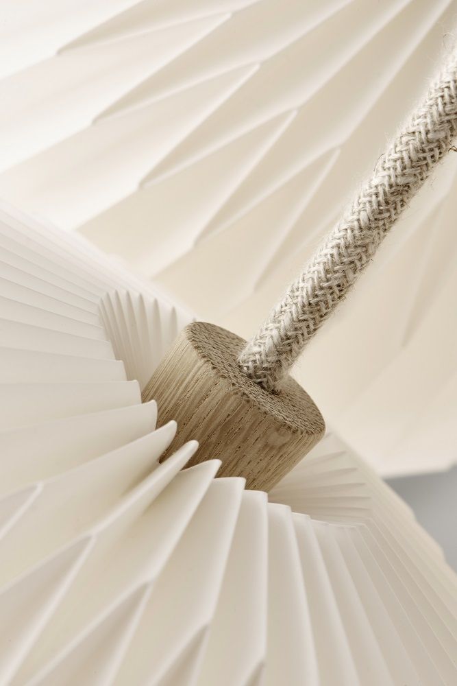 Detailaufnahme des THE BOUQUET Chandelier Le Klint mit drei Lampenschirmen aus weißer Folie und Textilkabel.