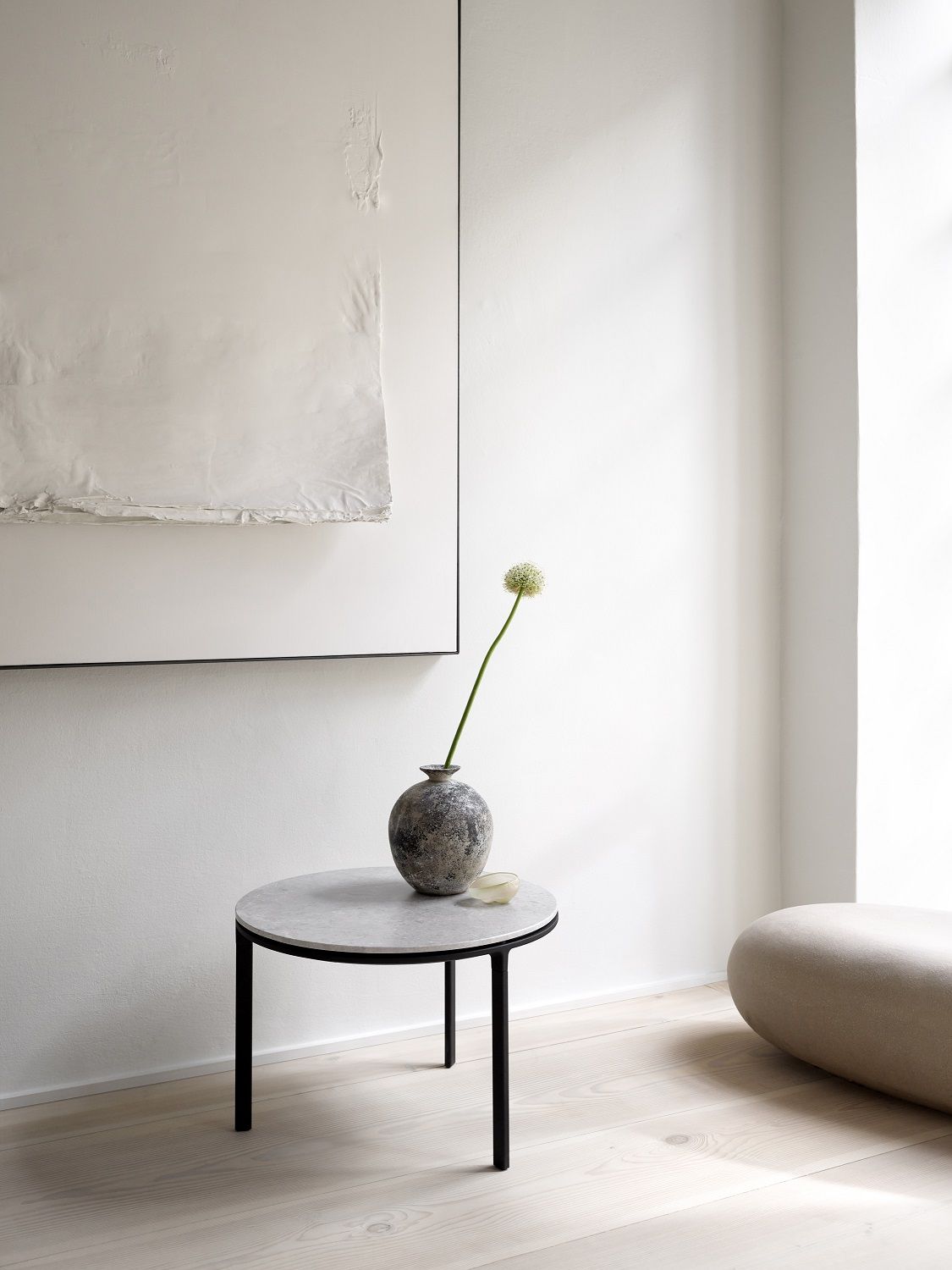 Runder Vipp Couchtisch Ø60 mit Marmorplatte und schwarzem Metallgestell in minimalistischem Wohnambiente.