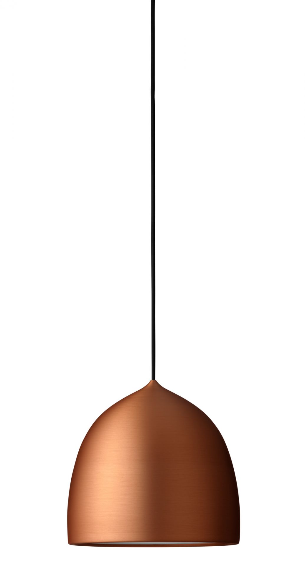 Kupferfarbene Suspence P2 Pendelleuchte von Fritz Hansen mit schwarzem Kabel vor weißem Hintergrund.