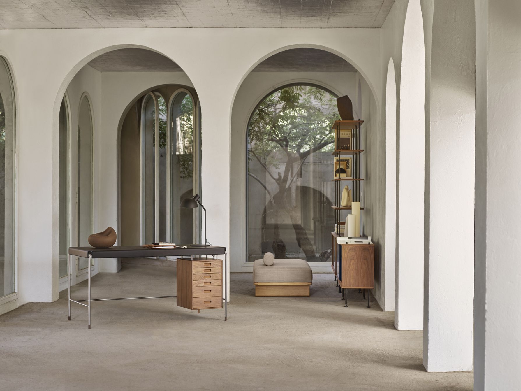 AJ52 Society Table Arbeitstisch von Carl Hansen & Søn, Walnuss geölt, 160cm breit.