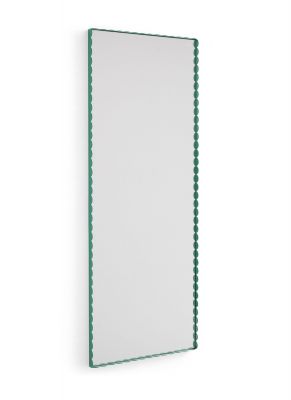 Rechteckiger Arcs Spiegel von Hay mit grünem Rahmen und wellenförmiger Kante.