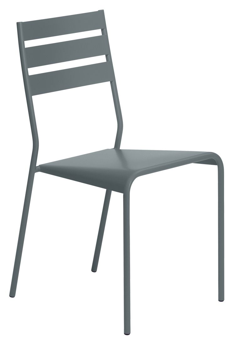 Grauer Facto Stuhl von Fermob für den Außenbereich, minimalistisches Design mit Latten im Rücken.