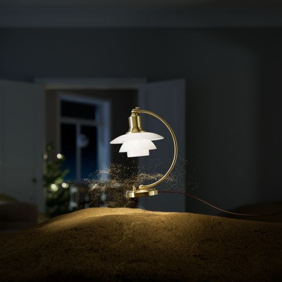 PH 2/2 Luna Tischleuchte: Elegante Tischlampe mit Messingfuß und Opalglasschirm für stimmungsvolle Beleuchtung.