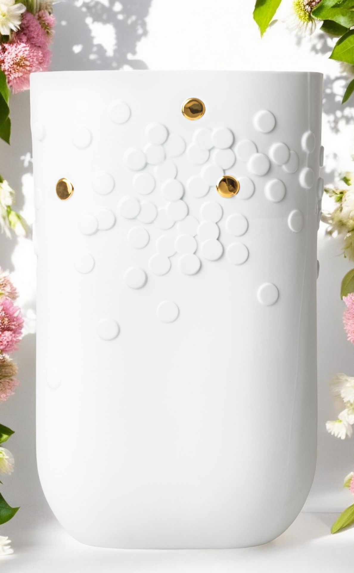 Weiße Bodenvase mit goldenen Punkten und erhabenen Kreisen, moderne Deko für Wohnzimmer.