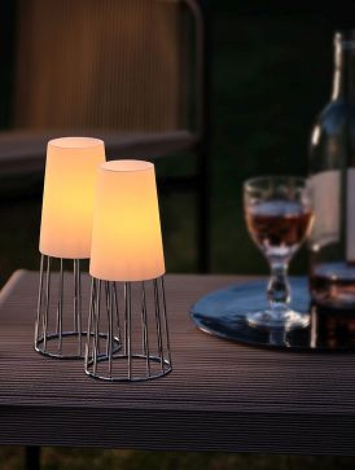 Zwei leuchtende Lighthouse Teelichthalter von Philippi auf einem Tisch im Freien. Stimmungsvolle Tischdeko.