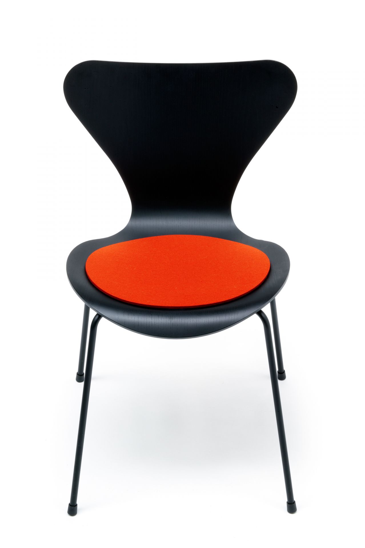 Schwarzer Siebener Stuhl mit Filzauflage in Mango von Hey Sign. Sitzauflage für Fritz Hansen Stühle.