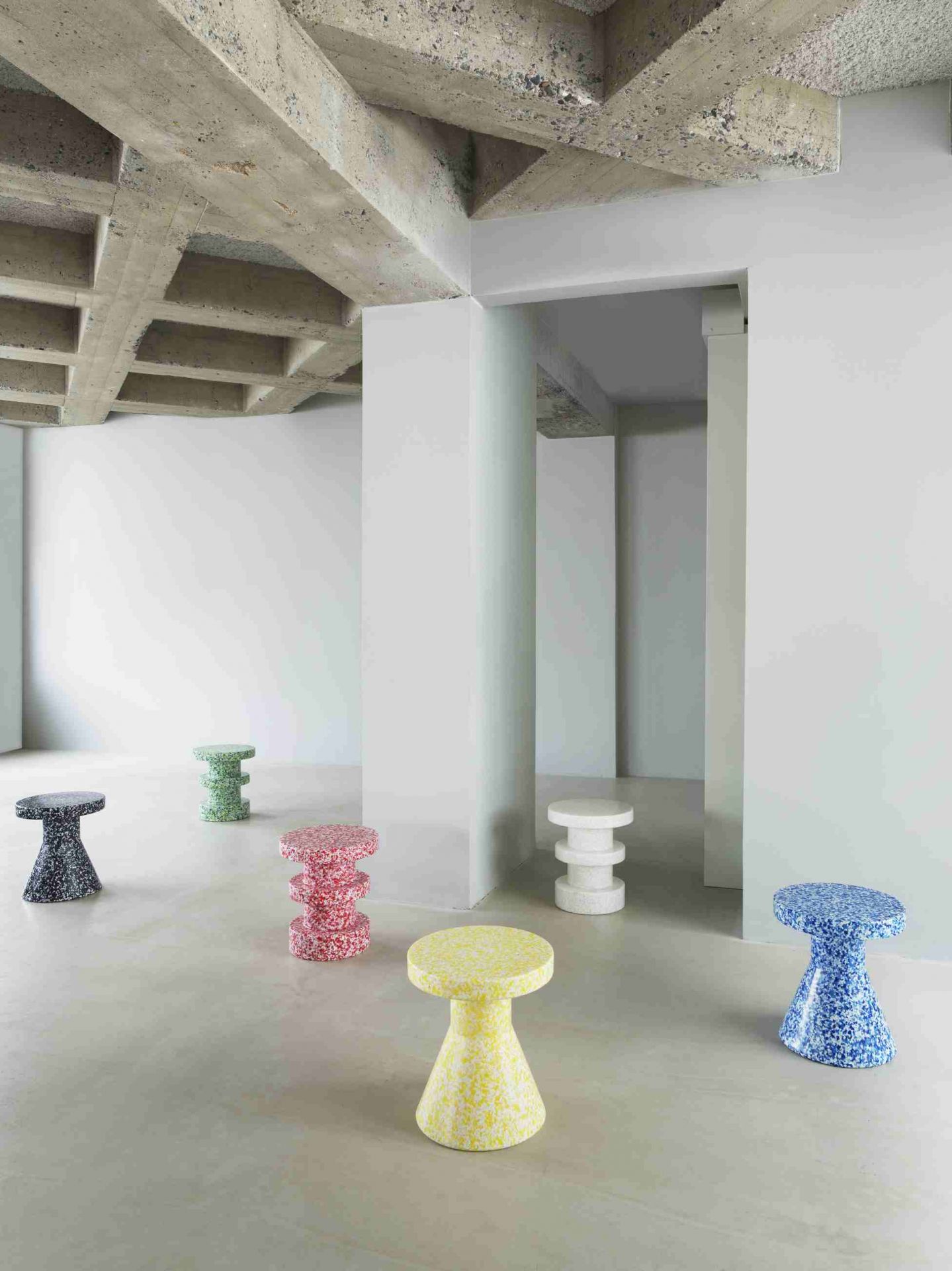 Mehrere bunte Bit Stool Cone Hocker von Normann Copenhagen in einem Raum. Design Hocker.