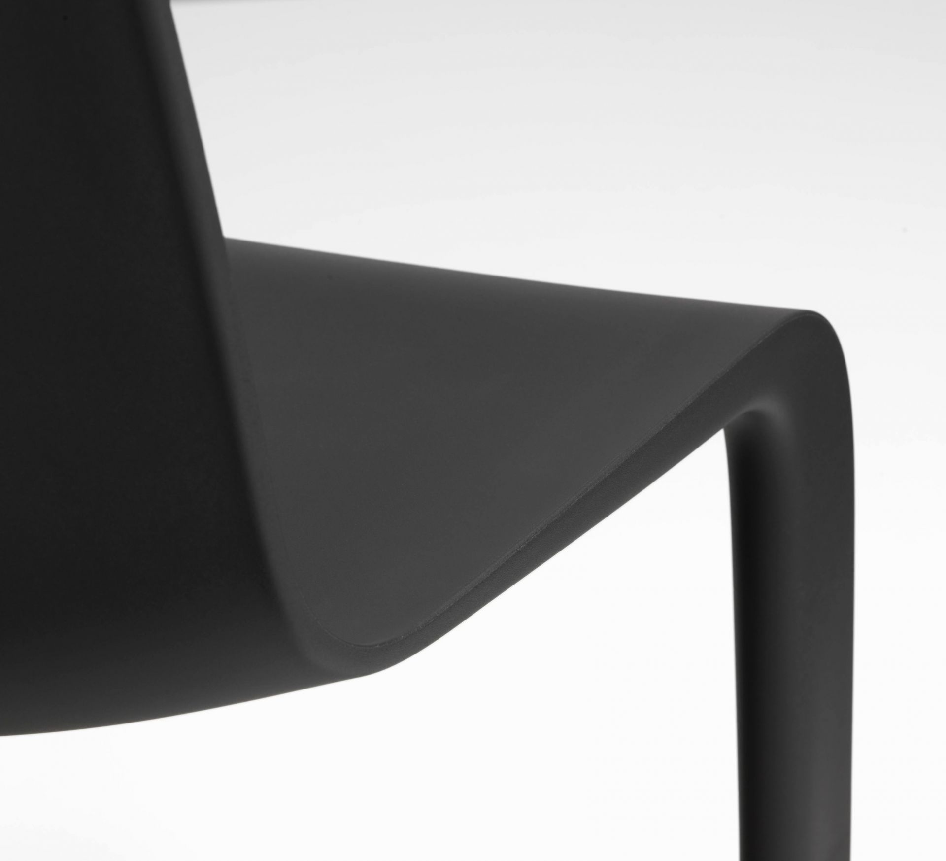 Detailaufnahme des schwarzen Evo-C Stuhls von Vitra: Moderner Freischwinger Stuhl mit minimalistischem Design.