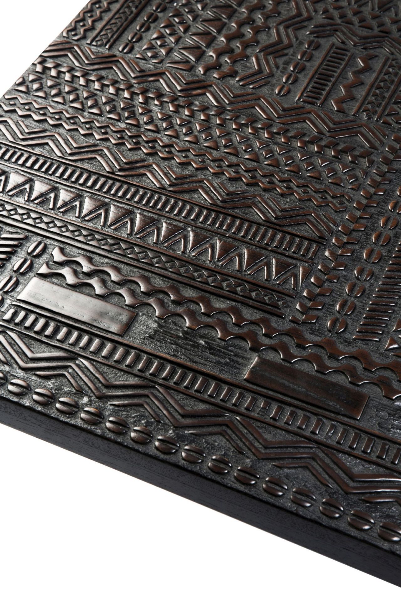 Detailaufnahme des Tabwa Couchtisches von Ethnicraft: Schwarzes Teakholz mit ethnischen Mustern.