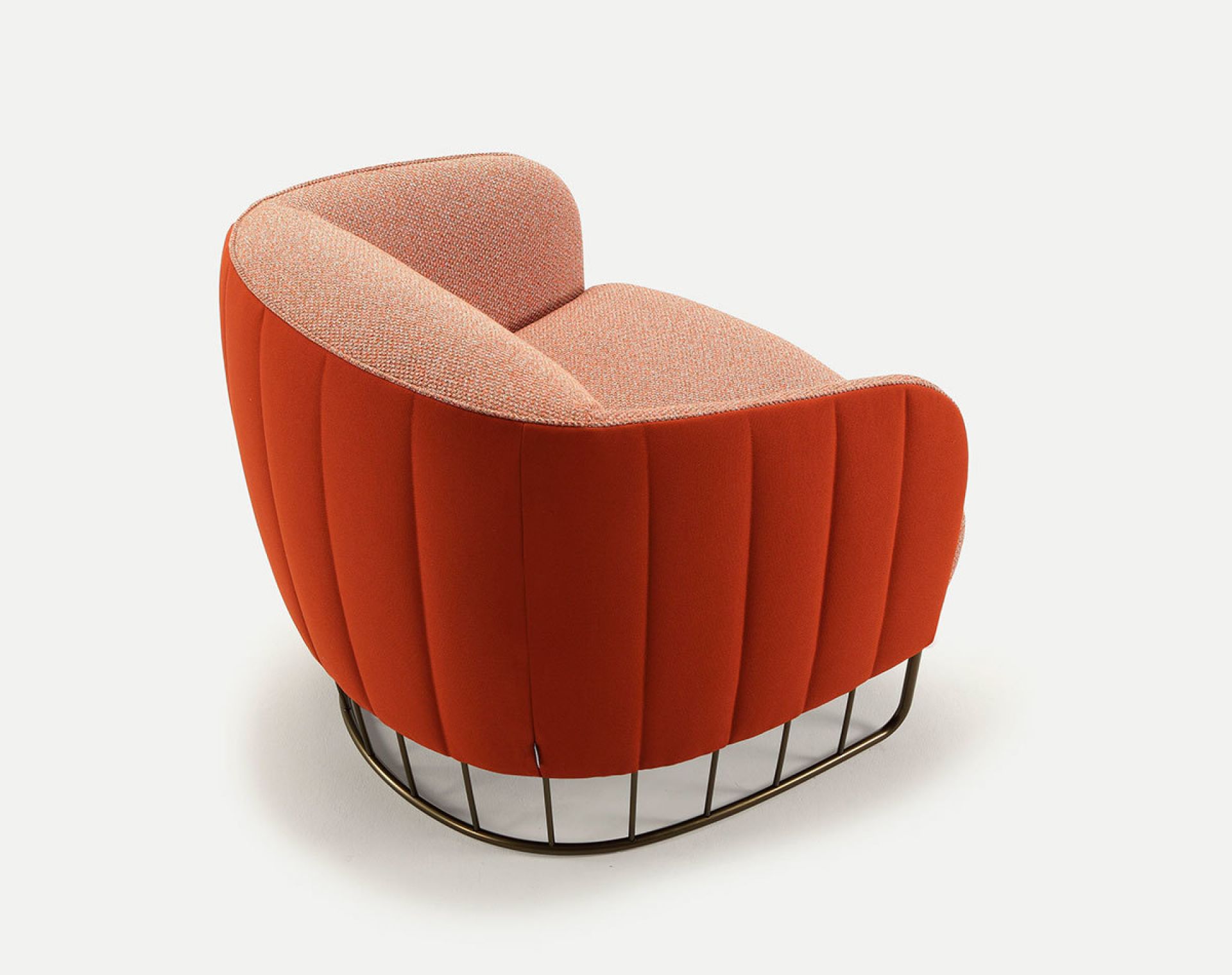 Tonella Sessel von Sancal in Orange mit Stoffbezug und filigranem Metallgestell, seitliche Ansicht.