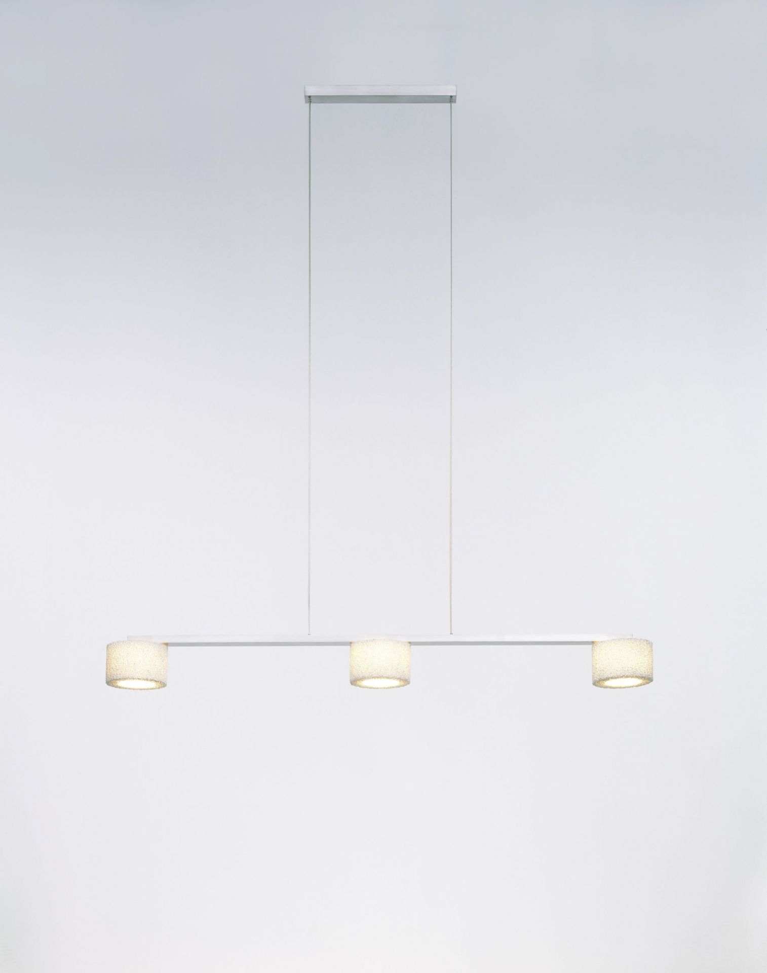 Reef Pendelleuchte von Serien Lighting: Moderne Hängelampe mit drei zylindrischen Lampenschirmen und silberner Aufhängung.