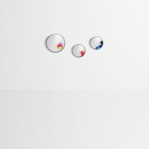 Drei runde Francis Wandspiegel von Petite Friture in Blau mit Farbakzenten an einer weißen Wand.