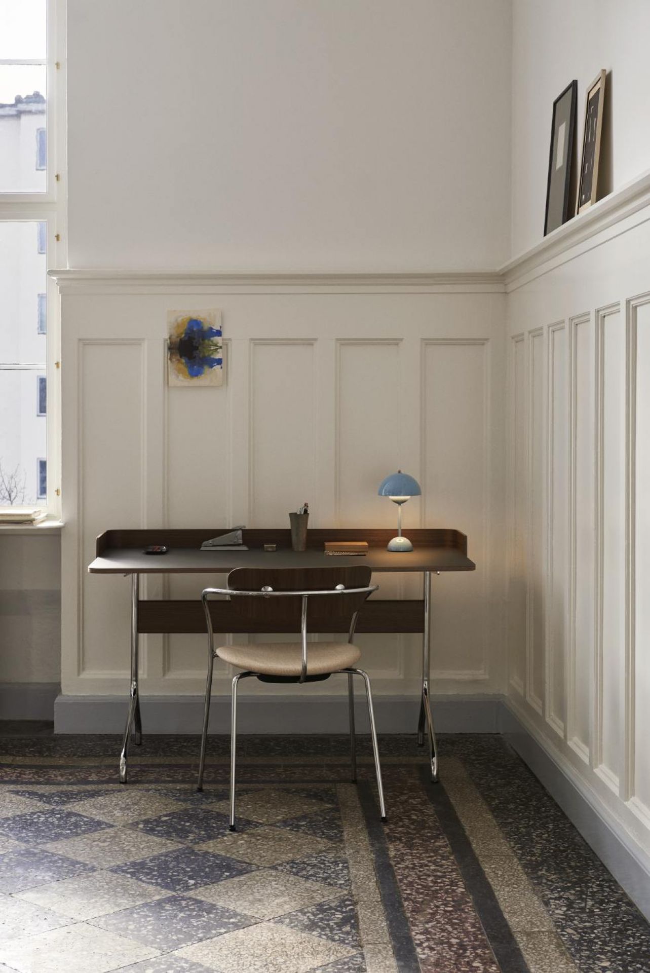 AndTradition Pavilion Schreibtisch mit Stuhl und blauer Lampe in einem stilvollen, hellen Raum.