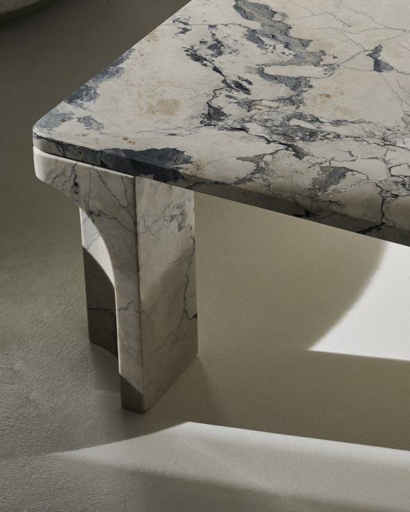 Detailaufnahme des Doric Couchtisches von Gubi mit rechteckiger Marmorplatte in Electric Grey.