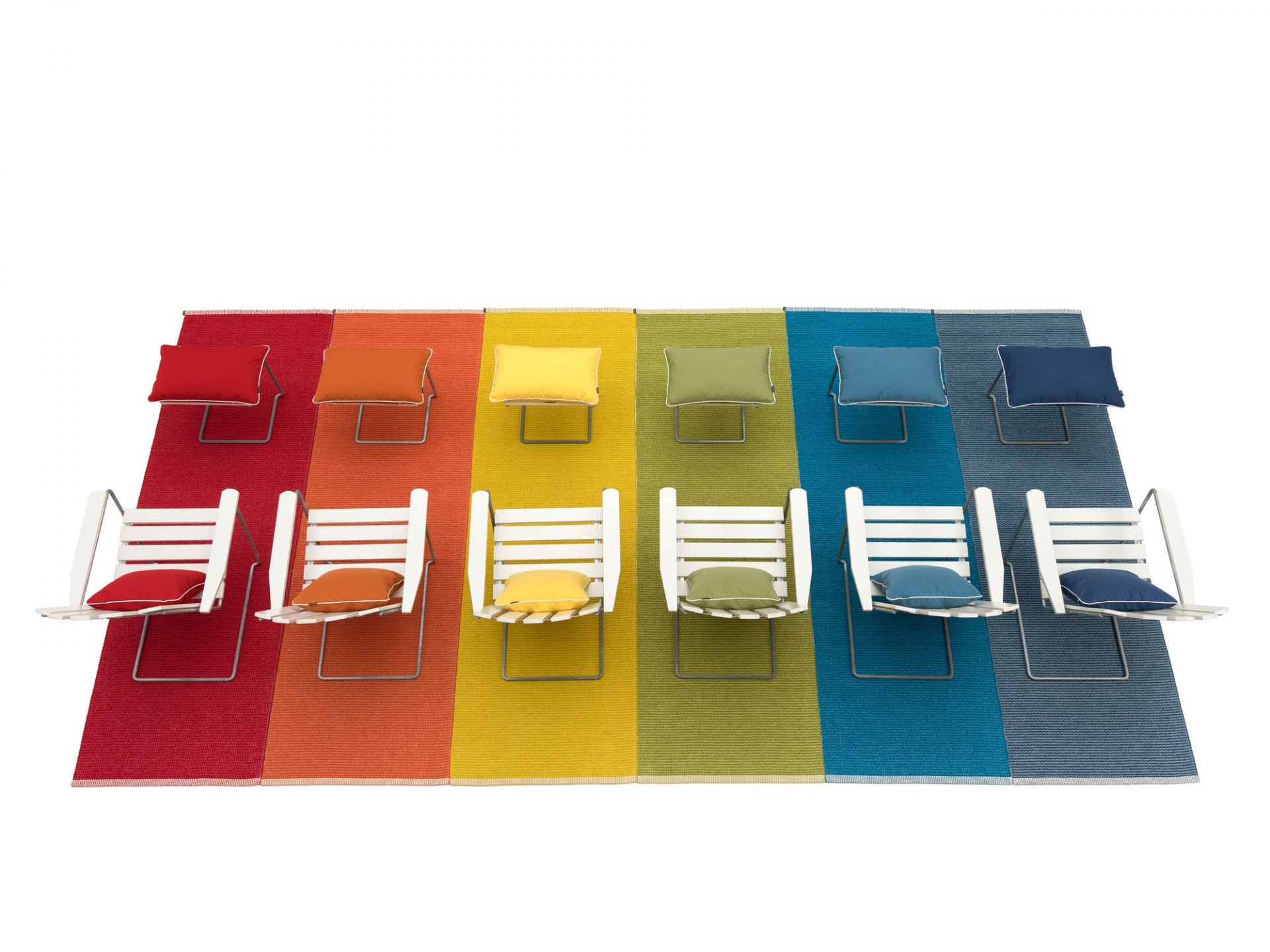 Farbenfroher Pappelina Mono Kunststoffteppich 60x250 cm mit Stühlen und Kissen in Regenbogenfarben. Outdoor Teppich.