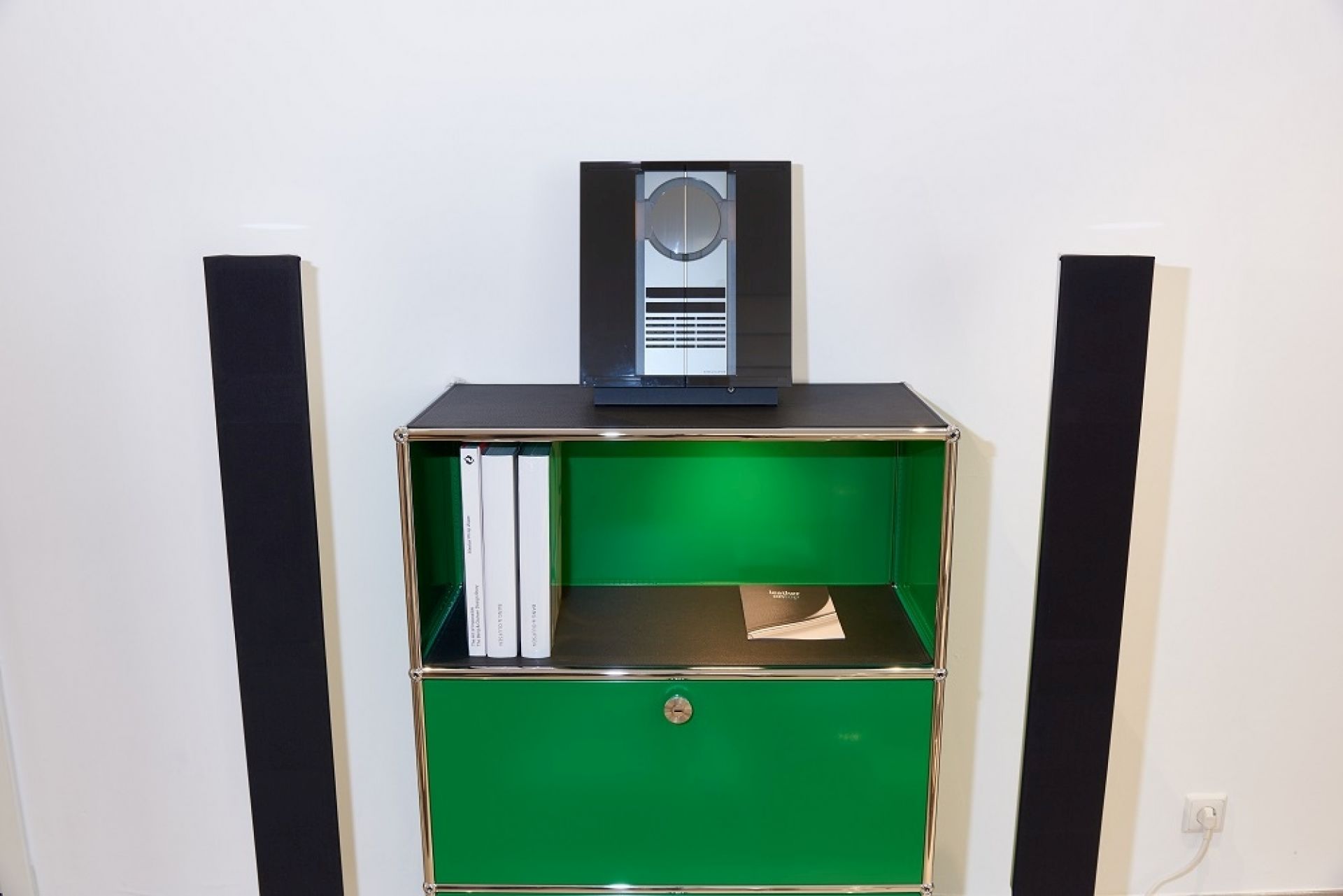 Graphitschwarze Lederauflage auf grünem USM Sideboard. Elegantes Möbeldesign mit hochwertiger Leder Oberfläche.