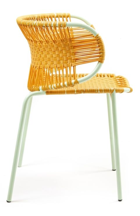 Gelber Cielo Armlehnstuhl von ames, stapelbar, für den Outdoor-Bereich, mit hellgrünem Gestell.