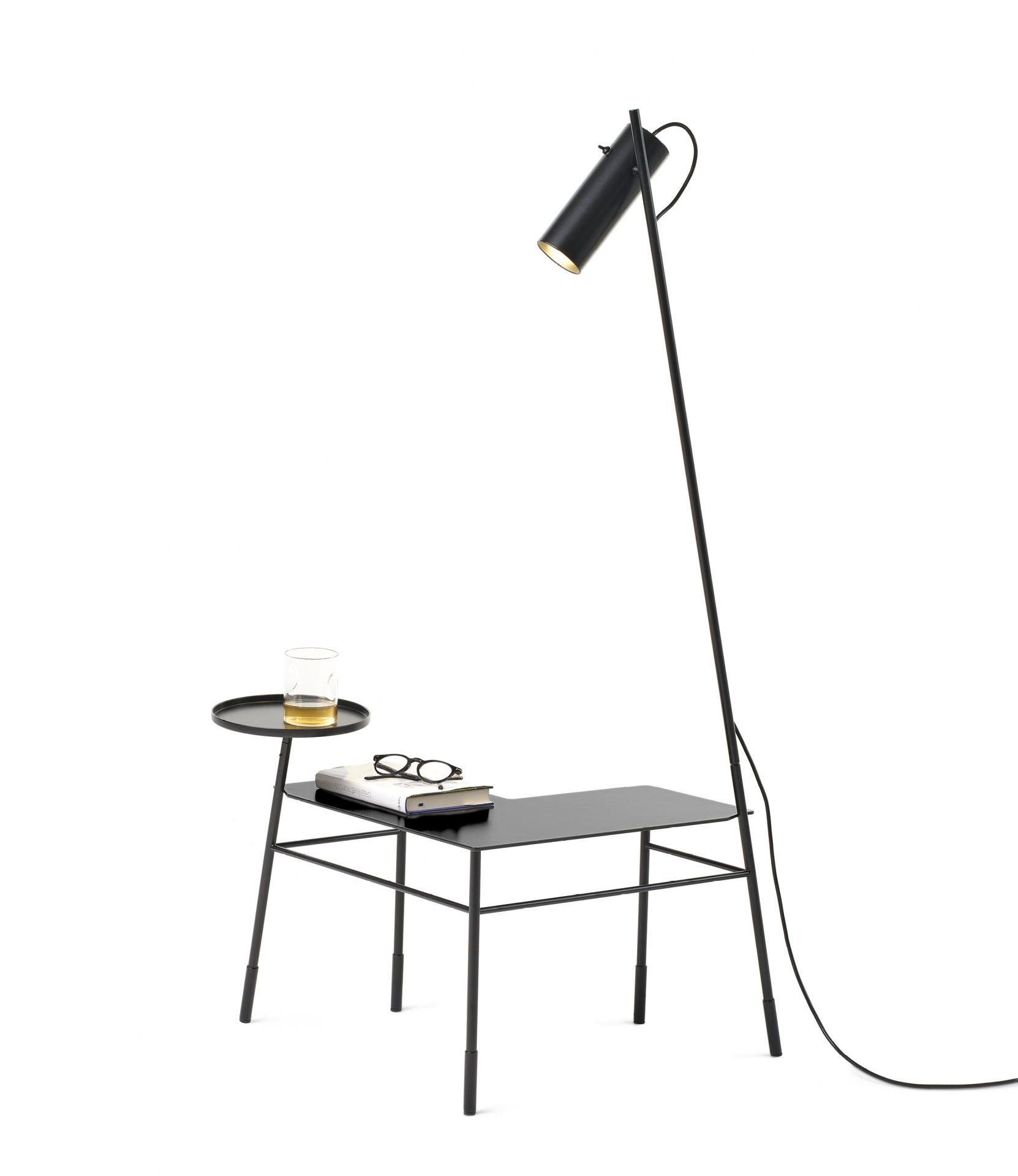 Schwarzer Dase´Ecktisch mit Lampe von Mogg: Moderner Beistelltisch mit integrierter Leselampe, Buch, Brille und Getränk.