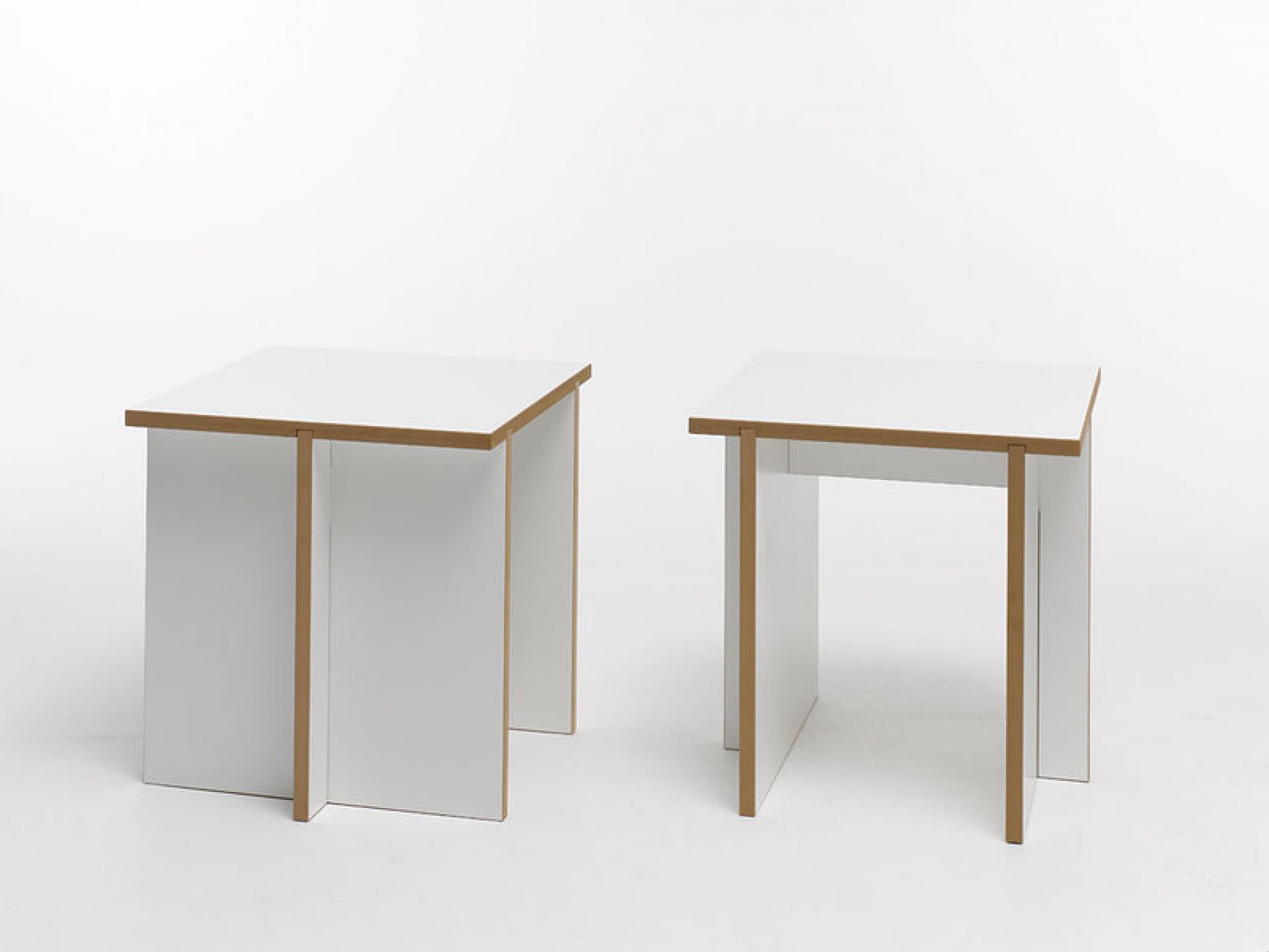 Zwei weiße Tojo Hocker, minimalistisch designt, als Sitzhocker oder Beistelltisch nutzbar, für moderne Wohnraumgestaltung.